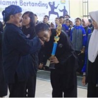 penyerahan piala juara umum jurnalis cup I.